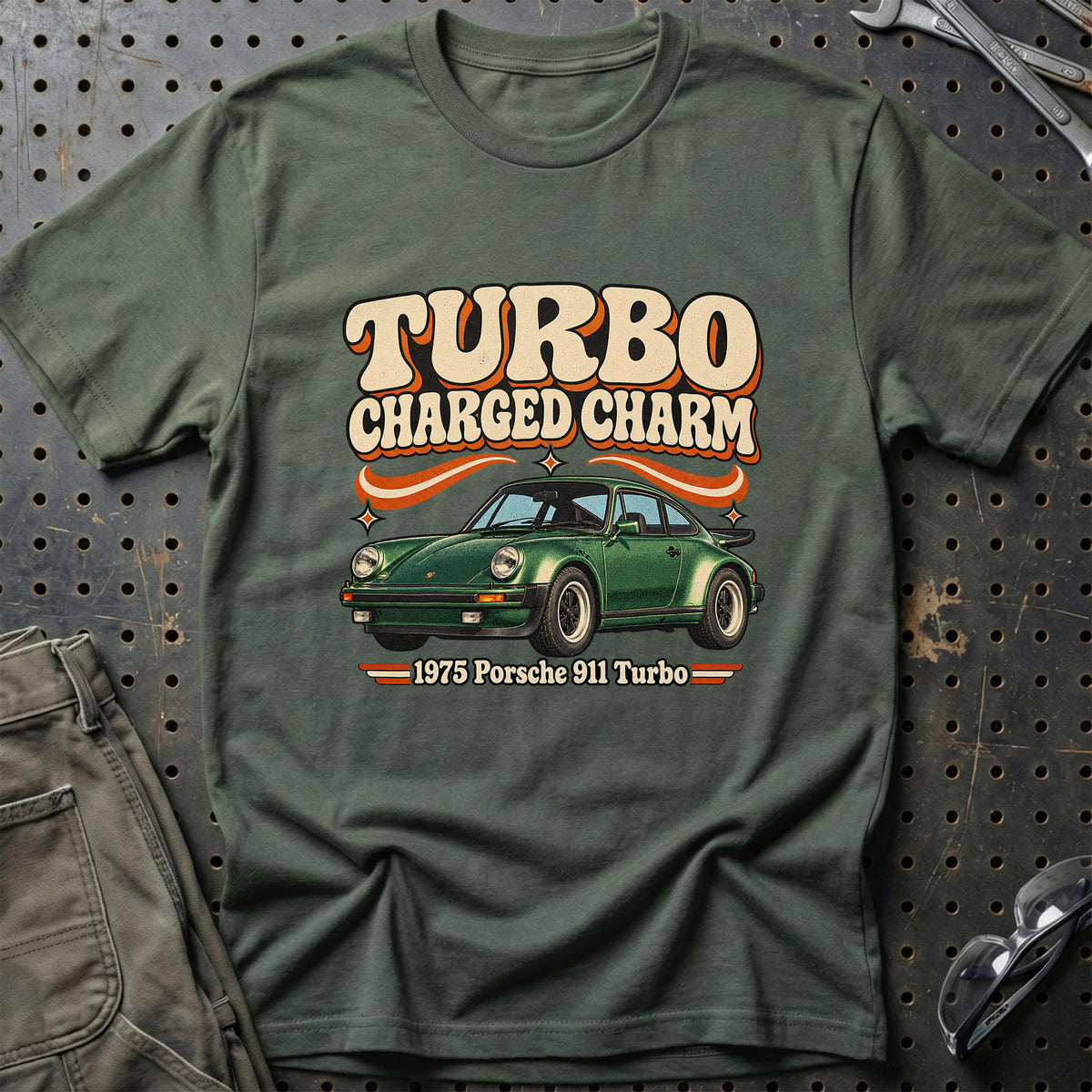 
Porsche 911 Turbo 1975 – Turbo Charged Charm T-Shirt – Grøn Militær