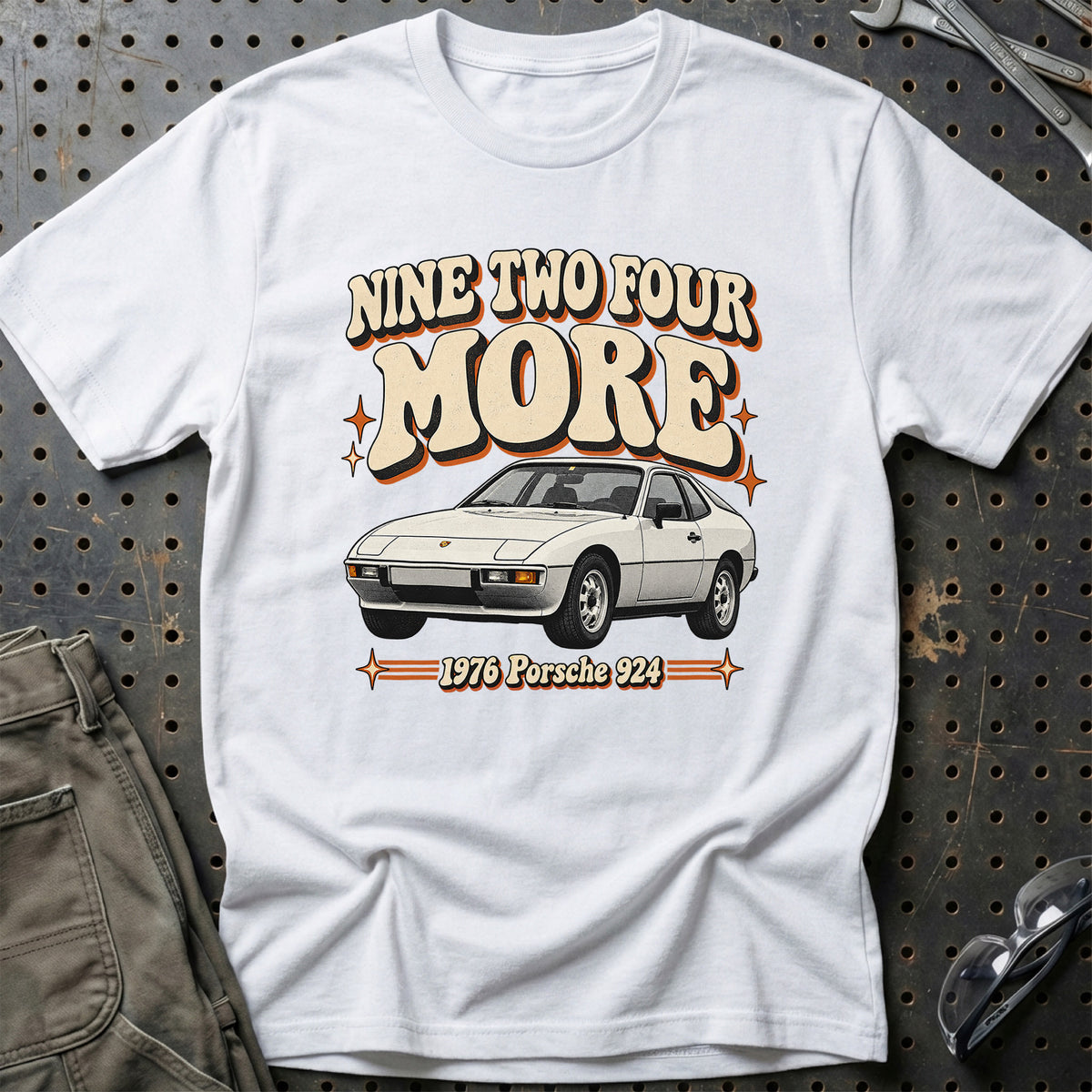 
Porsche 924 1976 – Nine Two Four More T-Shirt – Hvid