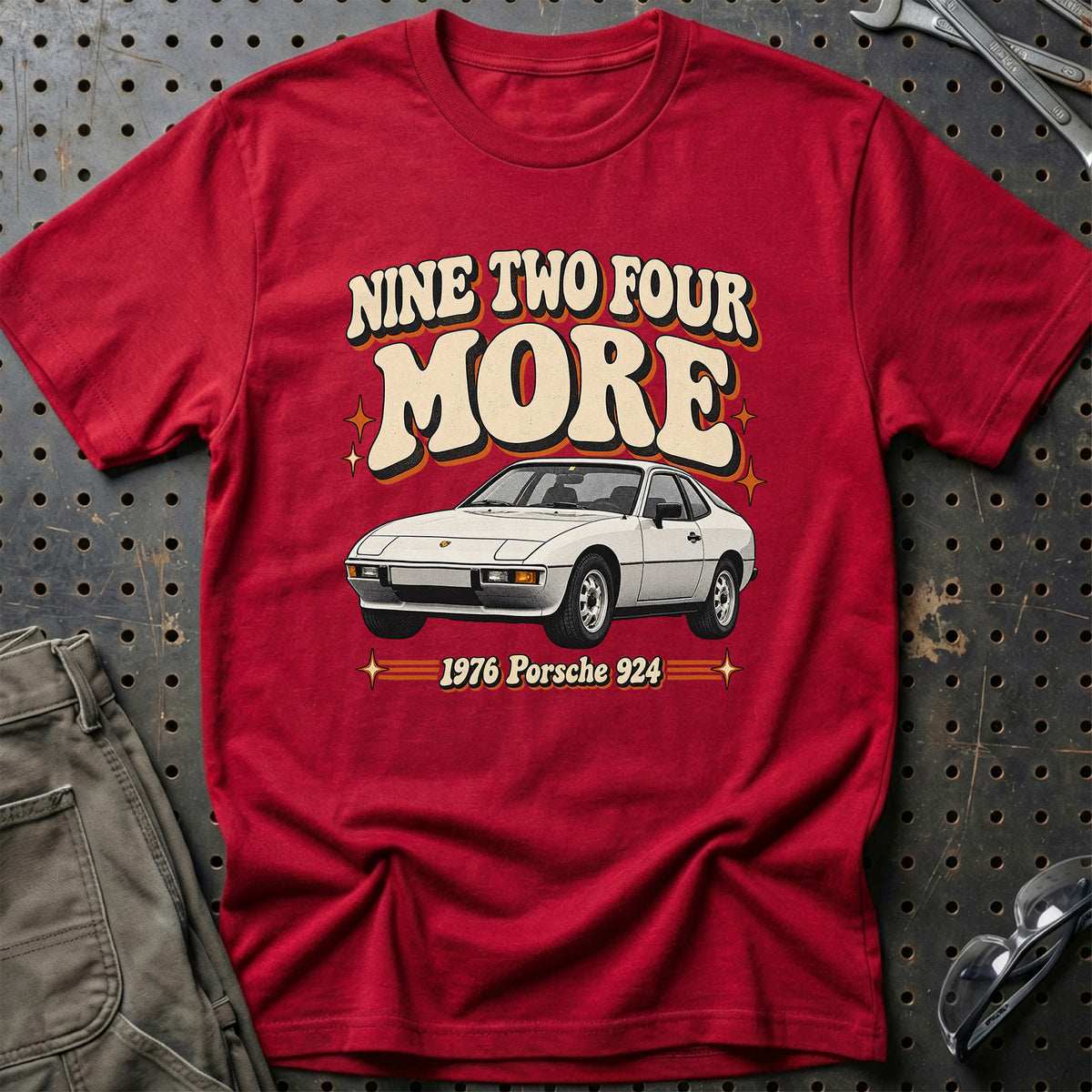 
Porsche 924 1976 – Nine Two Four More T-Shirt – Rød