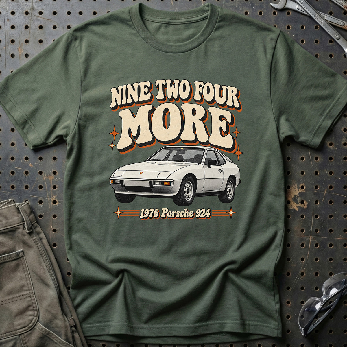 
Porsche 924 1976 – Nine Two Four More T-Shirt – Grøn Militær