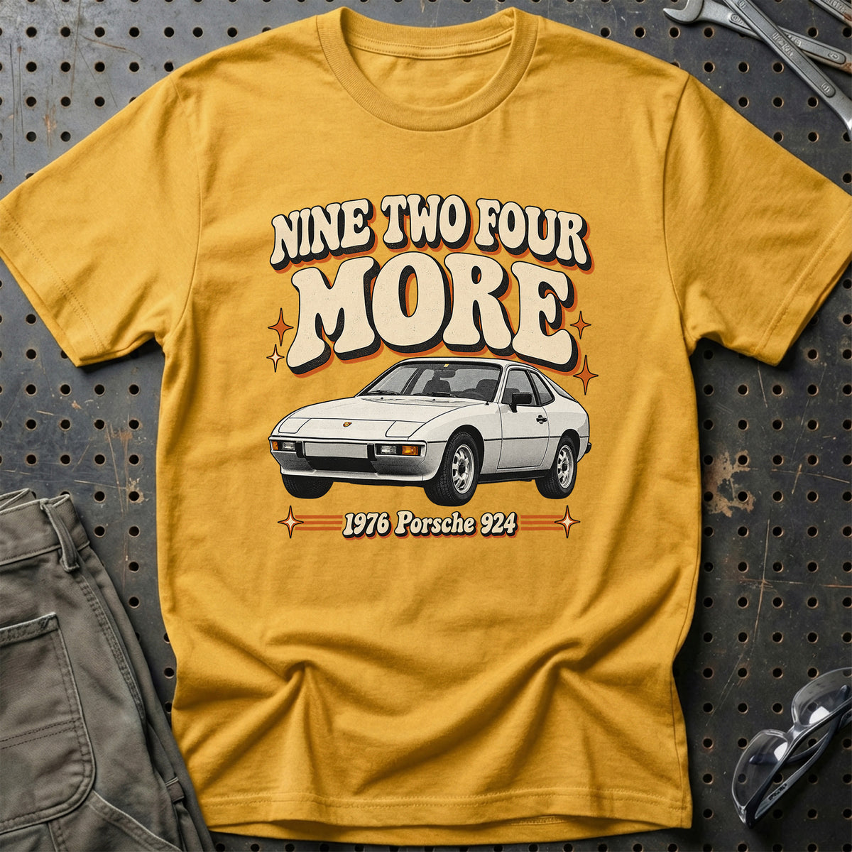 
Porsche 924 1976 – Nine Two Four More T-Shirt – Guld