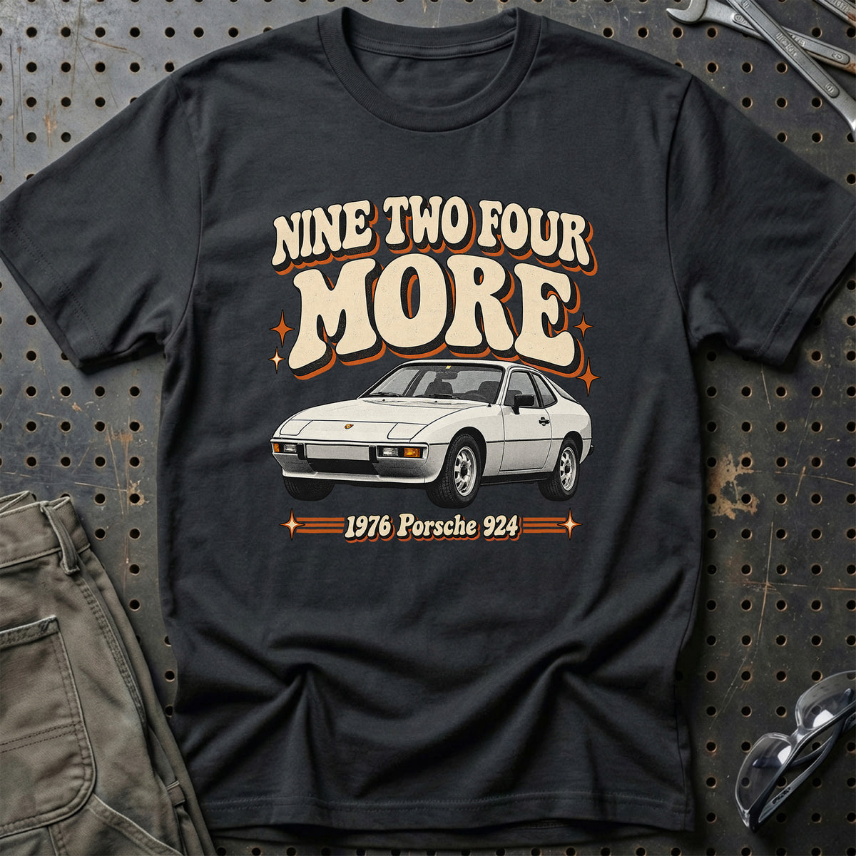 
Porsche 924 1976 – Nine Two Four More T-Shirt – Sort