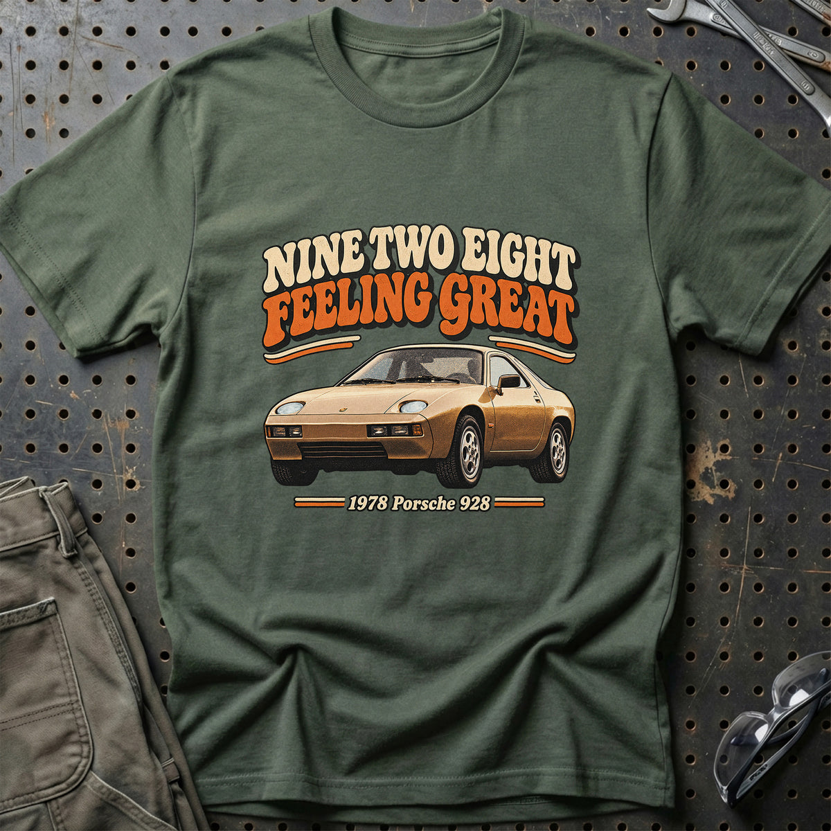 
Porsche 928 1978 – Nine Two Eight Feeling Great T-Shirt – Grøn Militær