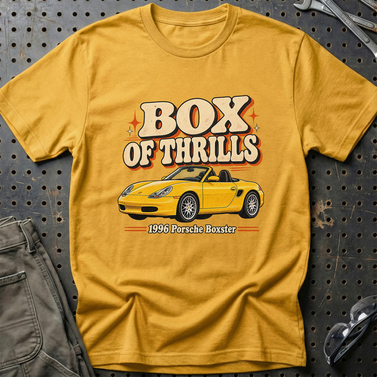 
Porsche Boxster 1996 – Box of Thrills T-Shirt – Guld