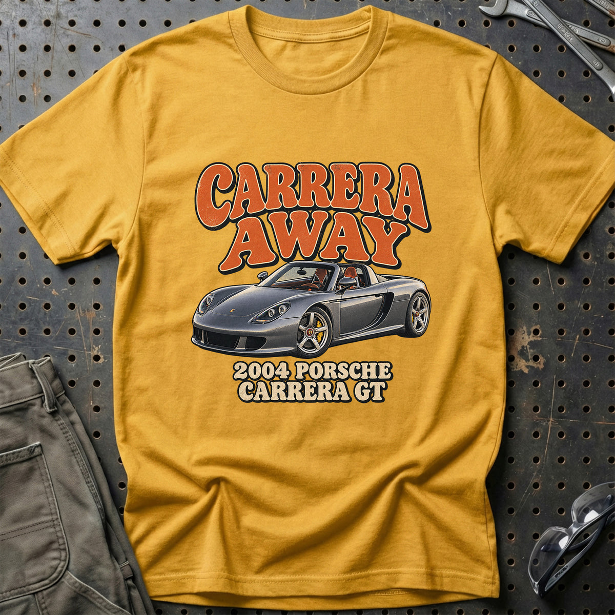 
Porsche Carrera GT 2004 – Carrera Away T-Shirt – Guld