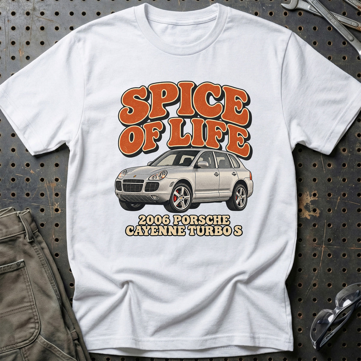 
Porsche Cayenne Turbo S 2006 – Spice of Life T-Shirt – Hvid