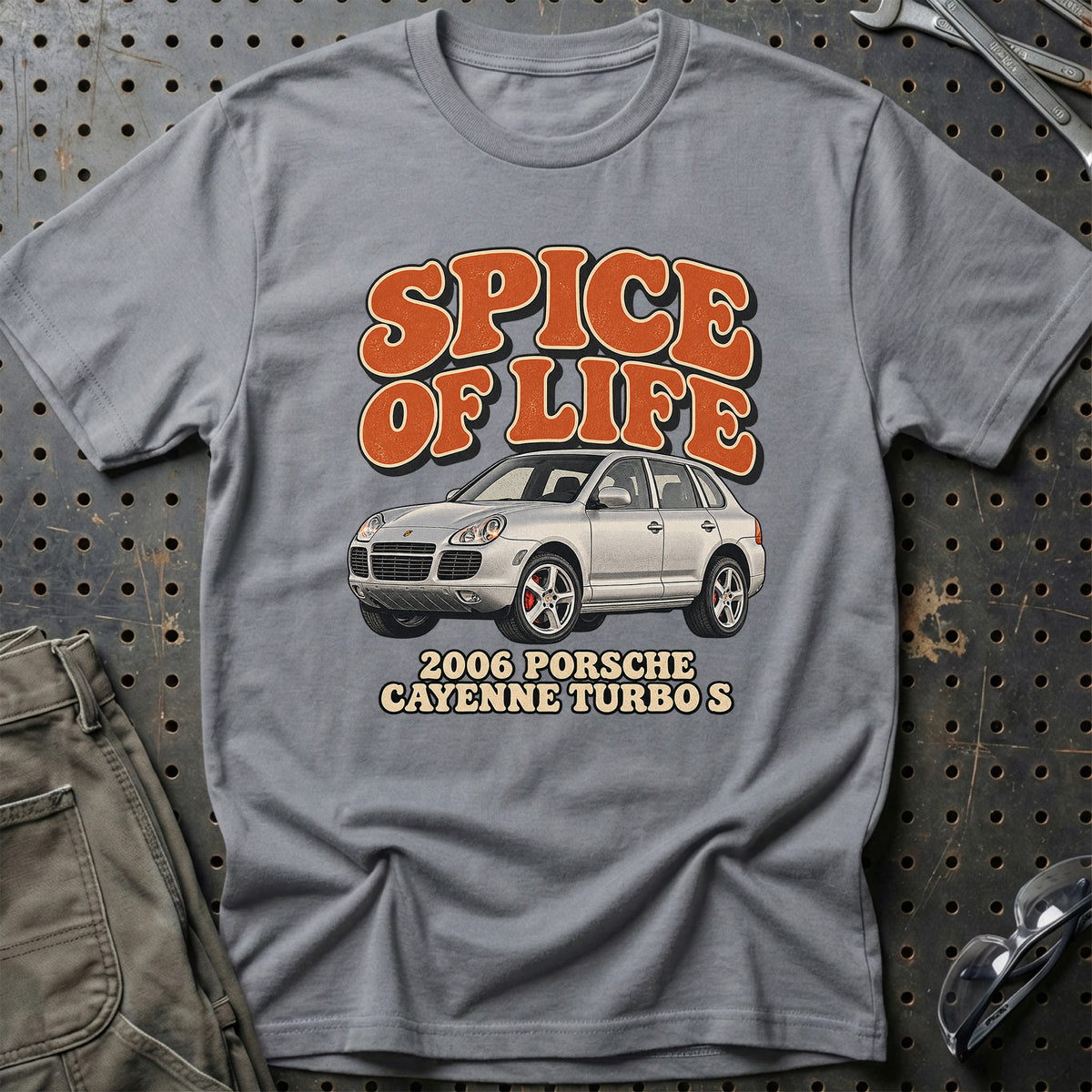 
Porsche Cayenne Turbo S 2006 – Spice of Life T-Shirt – Grå Sport