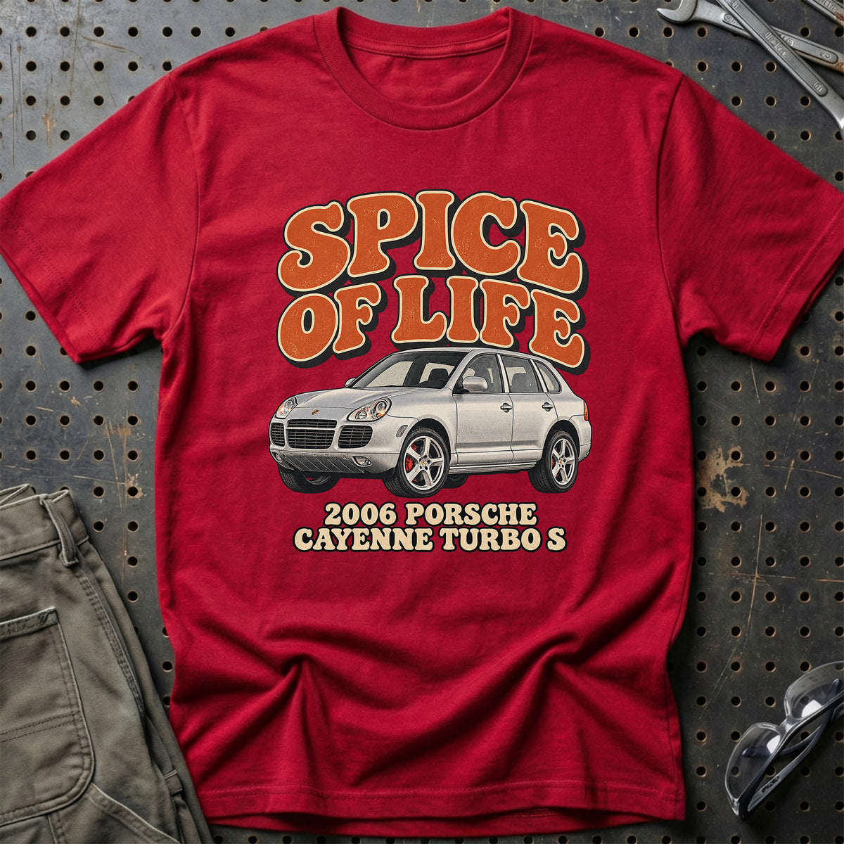 
Porsche Cayenne Turbo S 2006 – Spice of Life T-Shirt – Rød