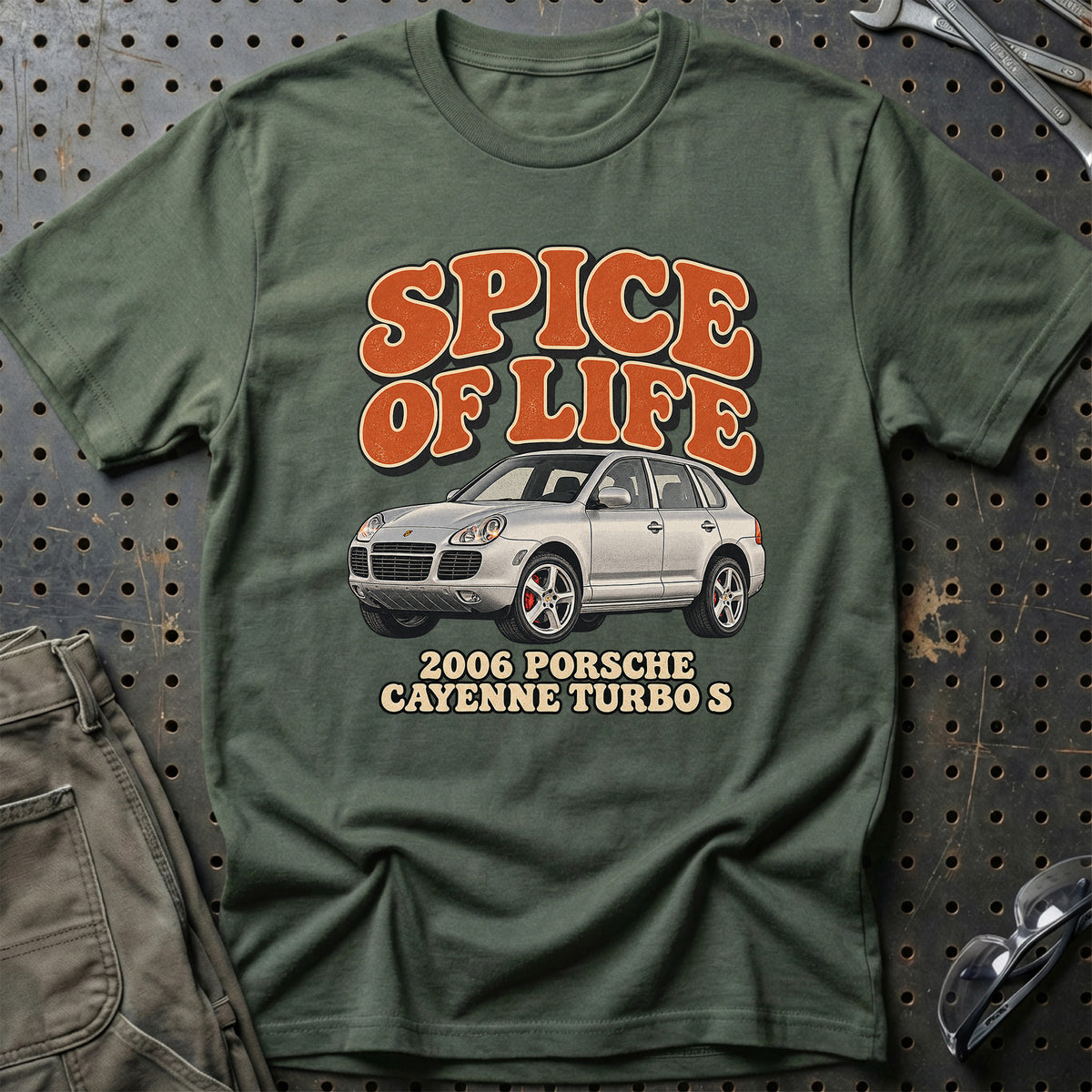 
Porsche Cayenne Turbo S 2006 – Spice of Life T-Shirt – Grøn Militær