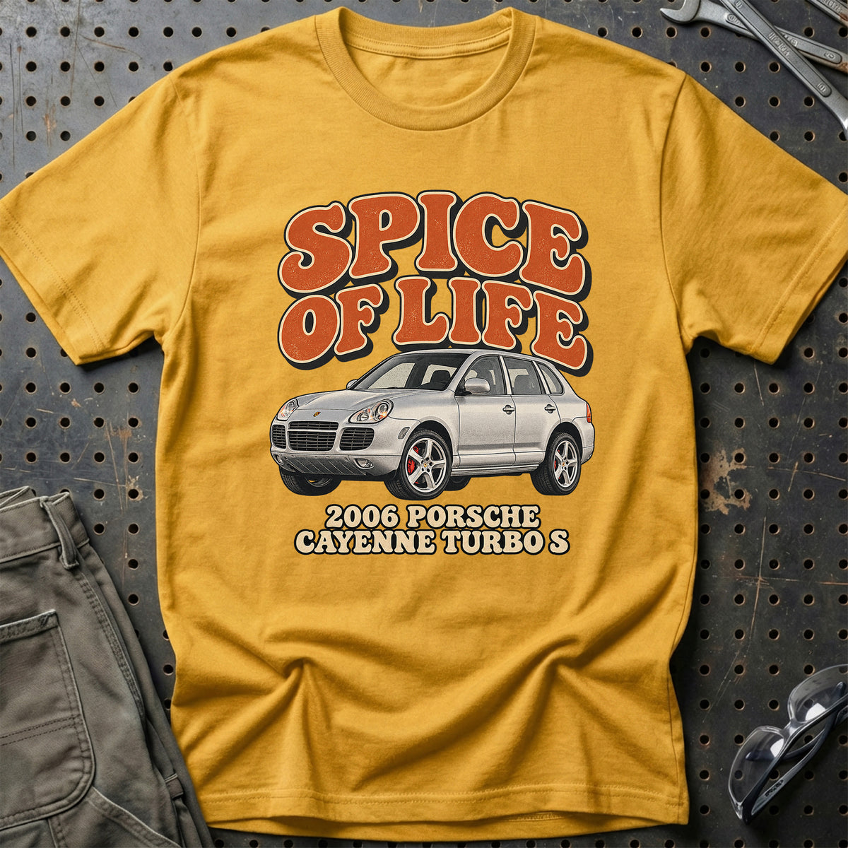 
Porsche Cayenne Turbo S 2006 – Spice of Life T-Shirt – Guld