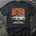 
Porsche Cayenne Turbo S 2006 – Spice of Life T-Shirt – Sort