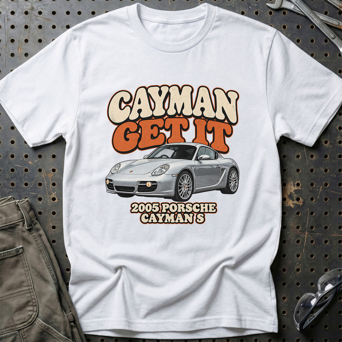 
Porsche Cayman S 2005 – Cayman Get It T-Shirt – Hvid