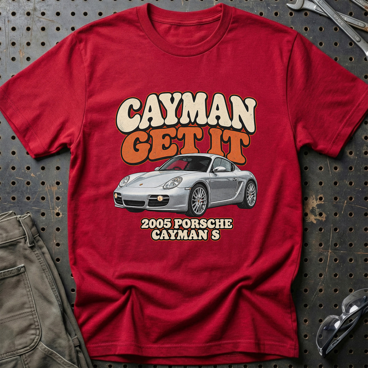 
Porsche Cayman S 2005 – Cayman Get It T-Shirt – Rød