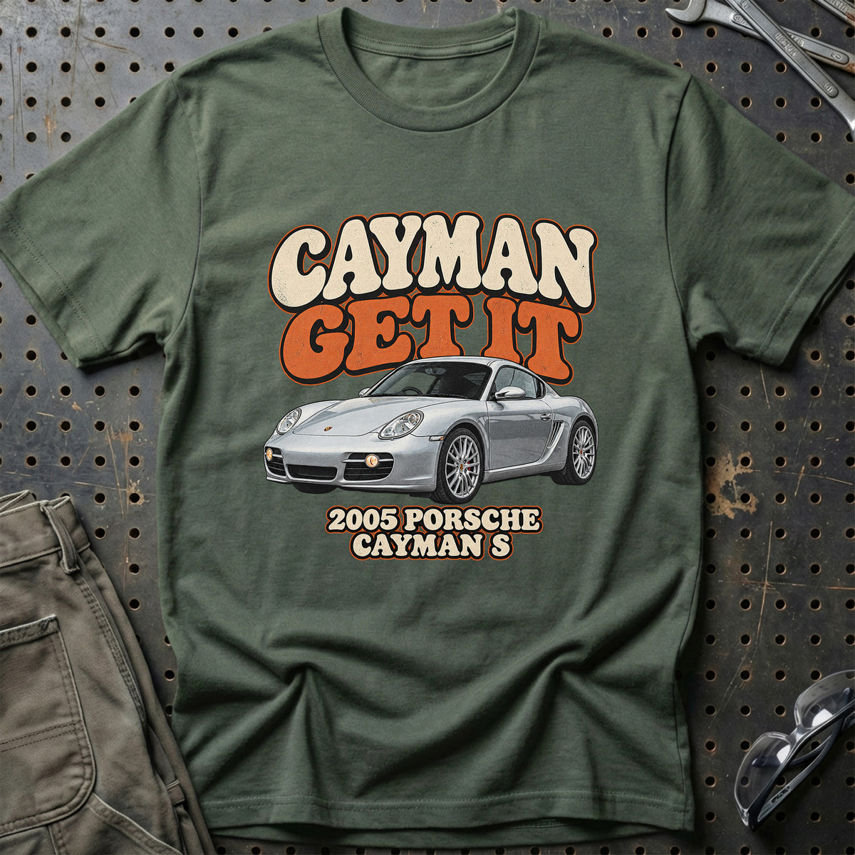 
Porsche Cayman S 2005 – Cayman Get It T-Shirt – Grøn Militær