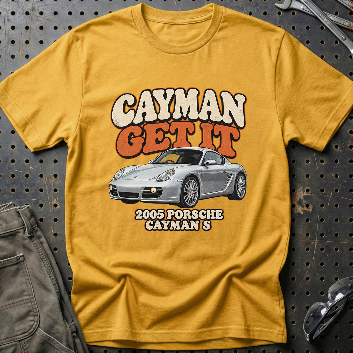 
Porsche Cayman S 2005 – Cayman Get It T-Shirt – Guld