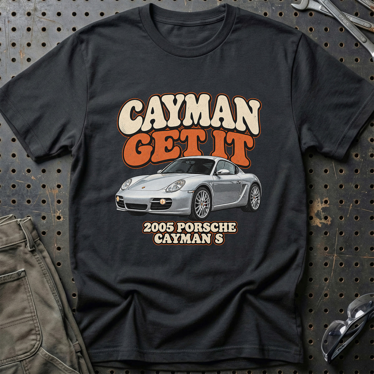 
Porsche Cayman S 2005 – Cayman Get It T-Shirt – Sort