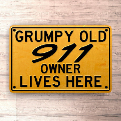 Porsche Grumpy Old Porsche 911 Owner Lives Here Skilte, Musemåtte, Dørmåtte , Plakat-Skilte-Porsche-Garage Culture Shop- garage - man cave - merchandise