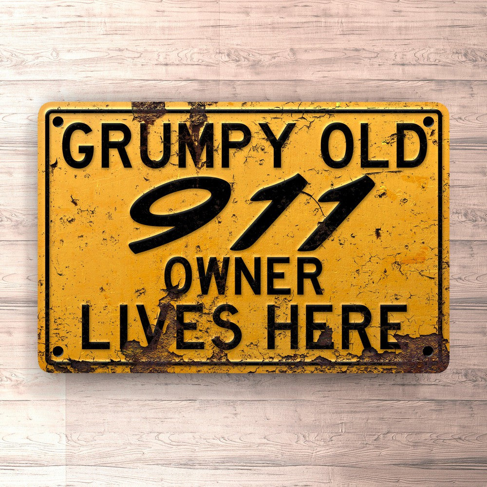 Porsche Grumpy Old Porsche 911 Owner Lives Here Skilte, Musemåtte, Dørmåtte , Plakat-Skilte-Porsche-Garage Culture Shop- garage - man cave - merchandise