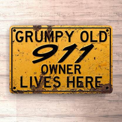 Porsche Grumpy Old Porsche 911 Owner Lives Here Skilte, Musemåtte, Dørmåtte , Plakat-Skilte-Porsche-Garage Culture Shop- garage - man cave - merchandise