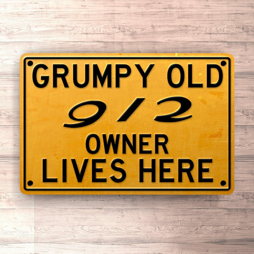 Porsche Grumpy Old Porsche 912 Owner Lives Here Skilte, Musemåtte, Dørmåtte , Plakat-Skilte-Porsche-Garage Culture Shop- garage - man cave - merchandise