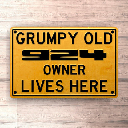 Porsche Grumpy Old Porsche 924 Owner Lives Here Skilte, Musemåtte, Dørmåtte , Plakat-Skilte-Porsche-Garage Culture Shop- garage - man cave - merchandise