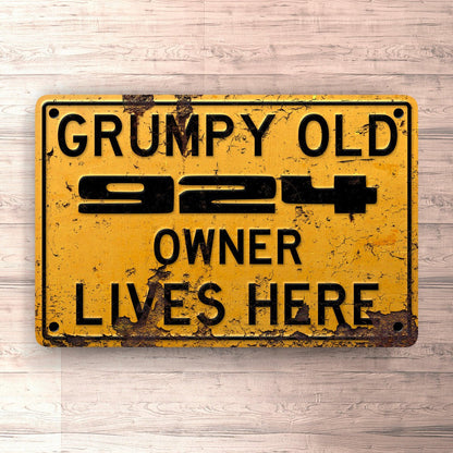 Porsche Grumpy Old Porsche 924 Owner Lives Here Skilte, Musemåtte, Dørmåtte , Plakat-Skilte-Porsche-Garage Culture Shop- garage - man cave - merchandise