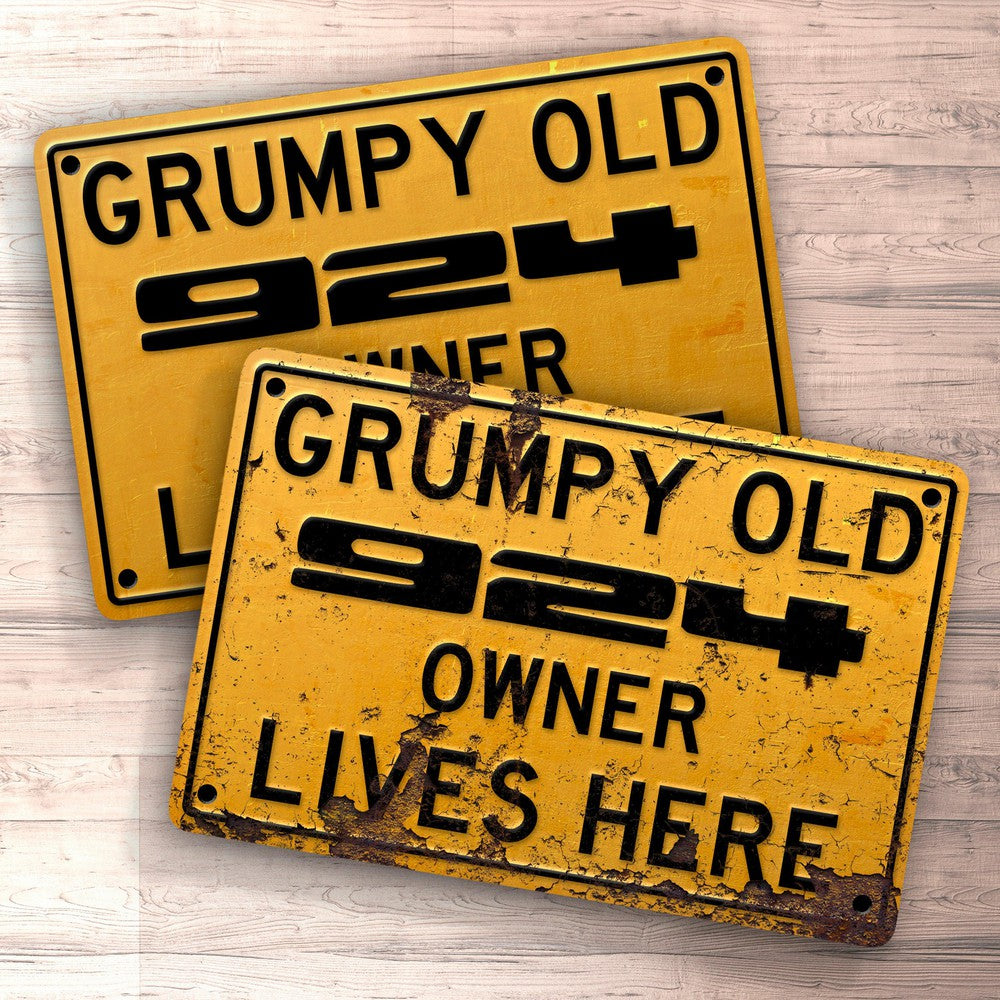 Porsche Grumpy Old Porsche 924 Owner Lives Here Skilte, Musemåtte, Dørmåtte , Plakat-Skilte-Porsche-Garage Culture Shop- garage - man cave - merchandise