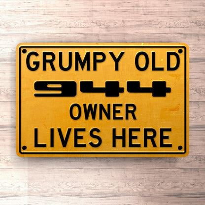 Porsche Grumpy Old Porsche 944 Owner Lives Here Skilte, Musemåtte, Dørmåtte , Plakat-Skilte-Porsche-Garage Culture Shop- garage - man cave - merchandise