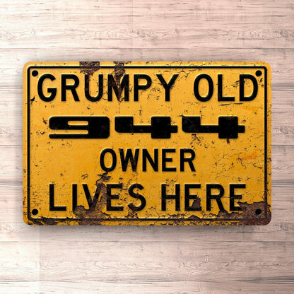 Porsche Grumpy Old Porsche 944 Owner Lives Here Skilte, Musemåtte, Dørmåtte , Plakat-Skilte-Porsche-Garage Culture Shop- garage - man cave - merchandise