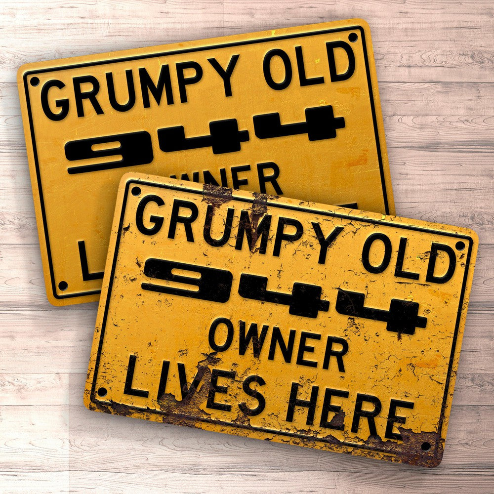 Porsche Grumpy Old Porsche 944 Owner Lives Here Skilte, Musemåtte, Dørmåtte , Plakat-Skilte-Porsche-Garage Culture Shop- garage - man cave - merchandise