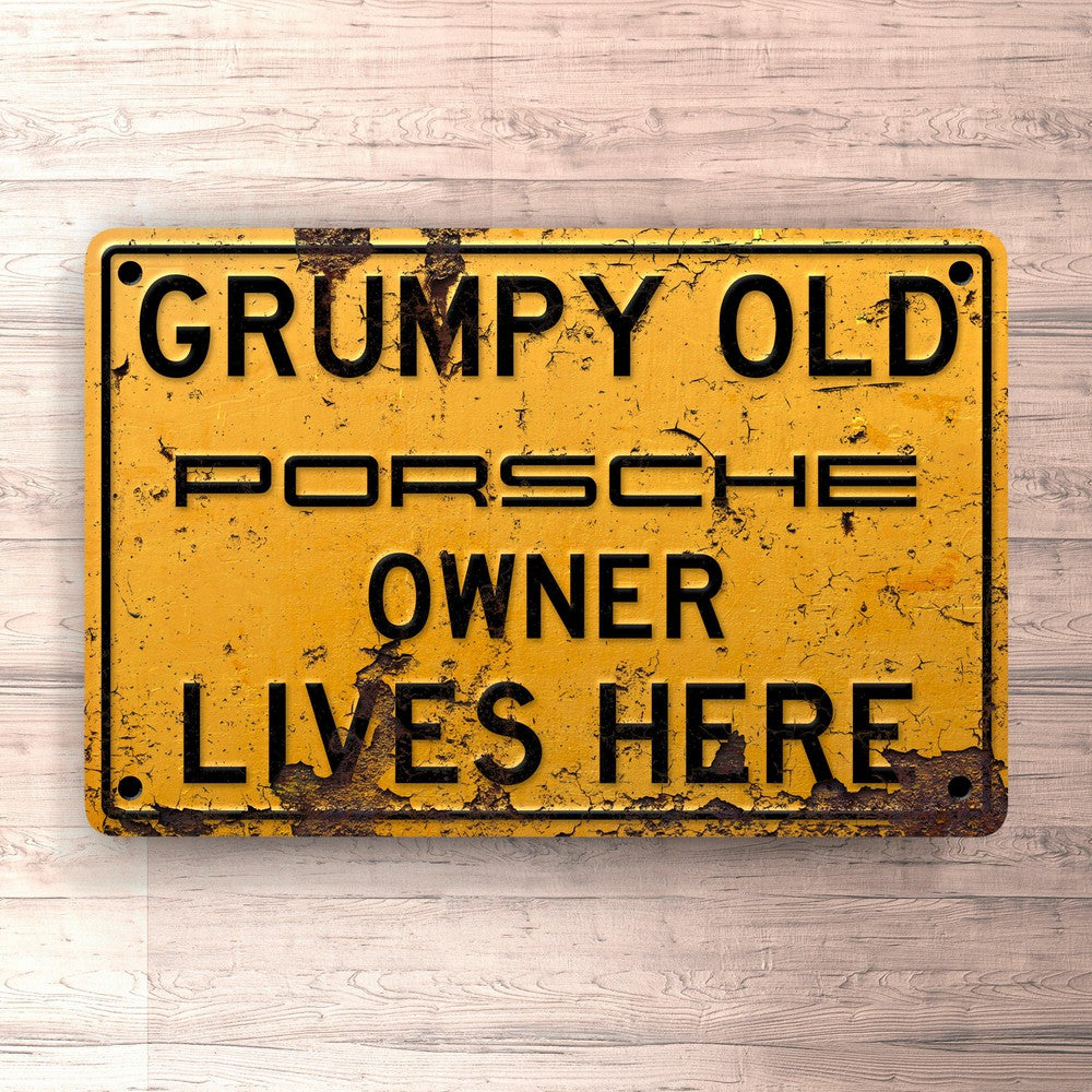 Porsche Grumpy Old Porsche Owner Lives Here Skilte, Musemåtte, Dørmåtte , Plakat-Skilte-Porsche-Garage Culture Shop- garage - man cave - merchandise