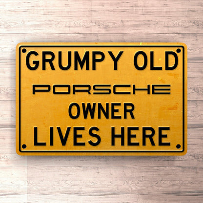 Porsche Grumpy Old Porsche Owner Lives Here Skilte, Musemåtte, Dørmåtte-Skilte-Porsche-Garage Culture Shop- garage - man cave - merchandise