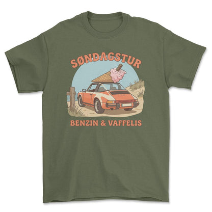Porsche Søndagstur – Benzin & Vaffelis - Unisex T-Shirt-Beklædning-Porsche-Grøn Militær-S-Garage Culture Shop- garage - man cave - merchandise