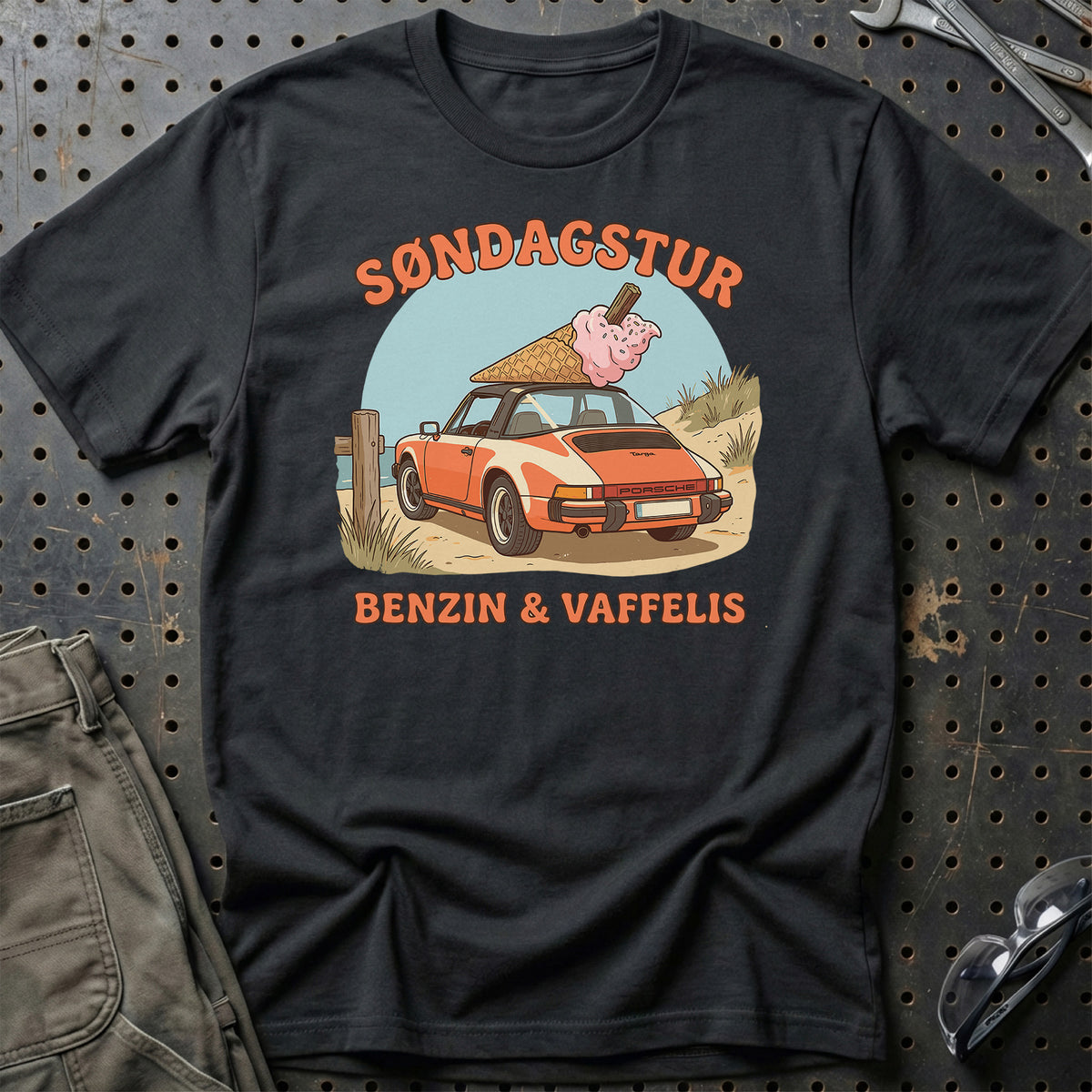 
Porsche Søndagstur - Benzin & Vaffelis Unisex T-Shirt – Sort – print foran