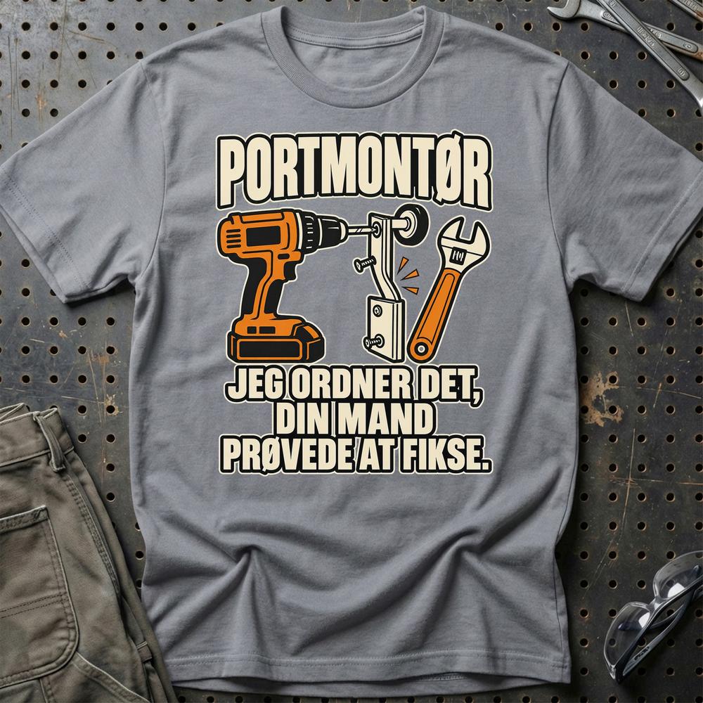 
Produktbillede af Portmontør – Jeg Ordner Det, Din Mand Prøvede At Fikse T-Shirt