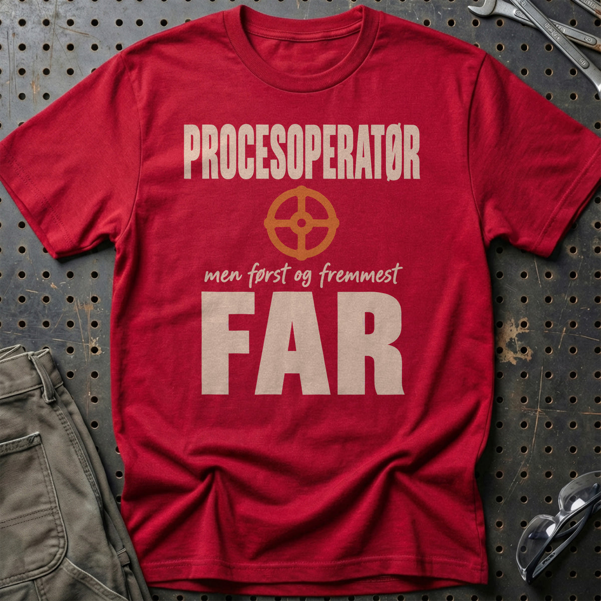 
Produktbillede af Procesoperatør – Men Først Og Fremmest Far T-Shirt