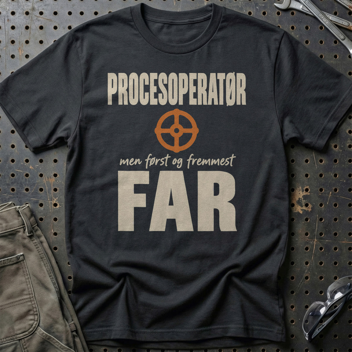 
Produktbillede af Procesoperatør – Men Først Og Fremmest Far T-Shirt