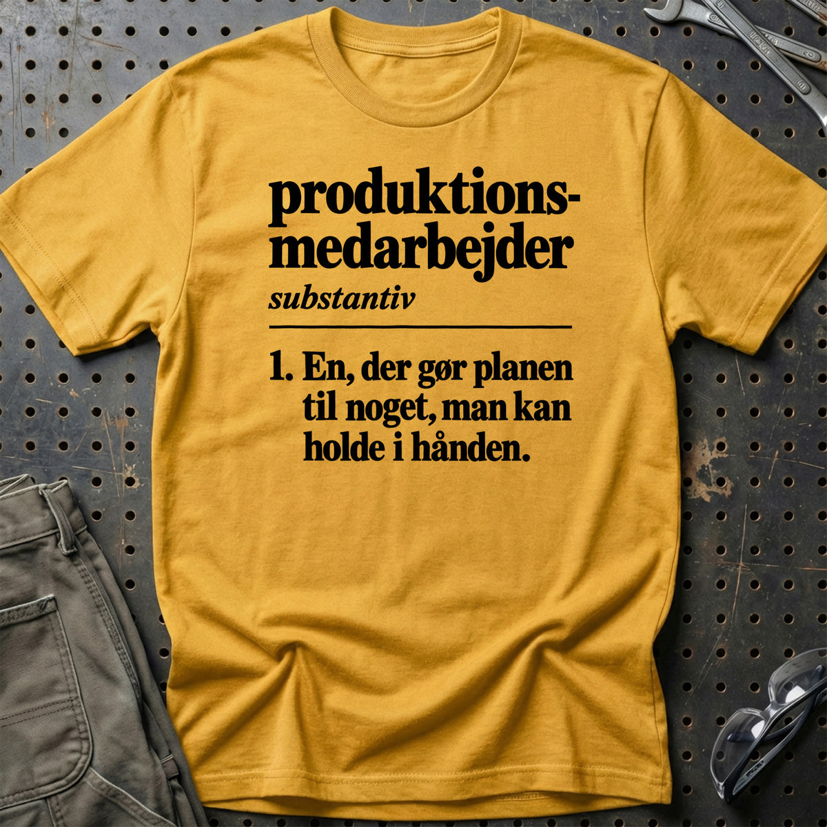 
Produktionsmedarbejder – Definition T-Shirt – Guld