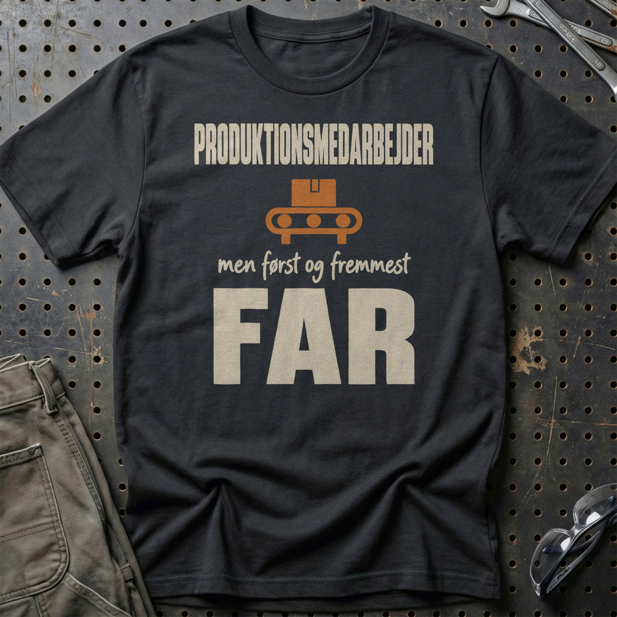 
Produktbillede af Produktionsmedarbejder – Men Først Og Fremmest Far T-Shirt