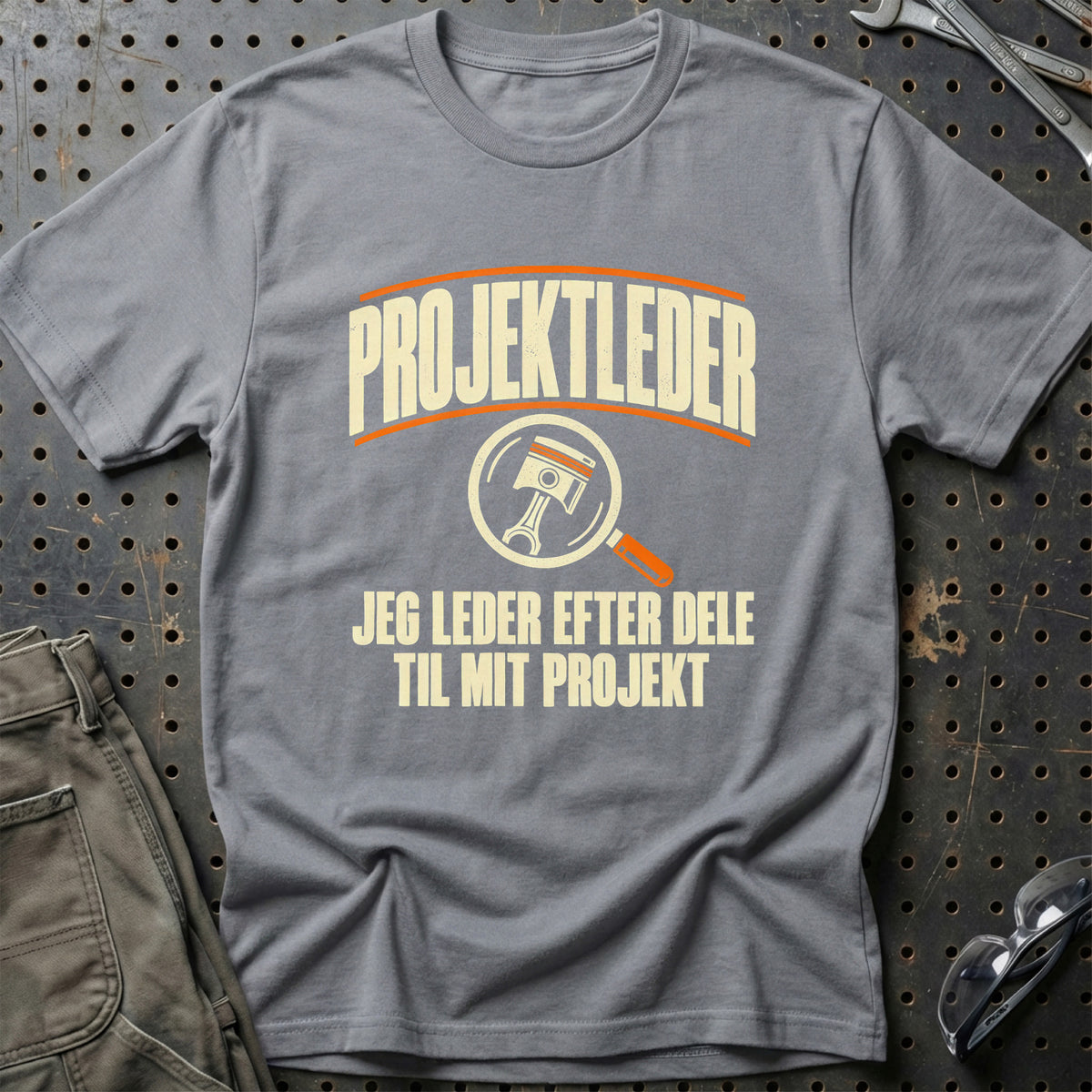 
Produktbillede af Projektleder – Jeg Leder Efter Dele Til Mit Projekt T-Shirt