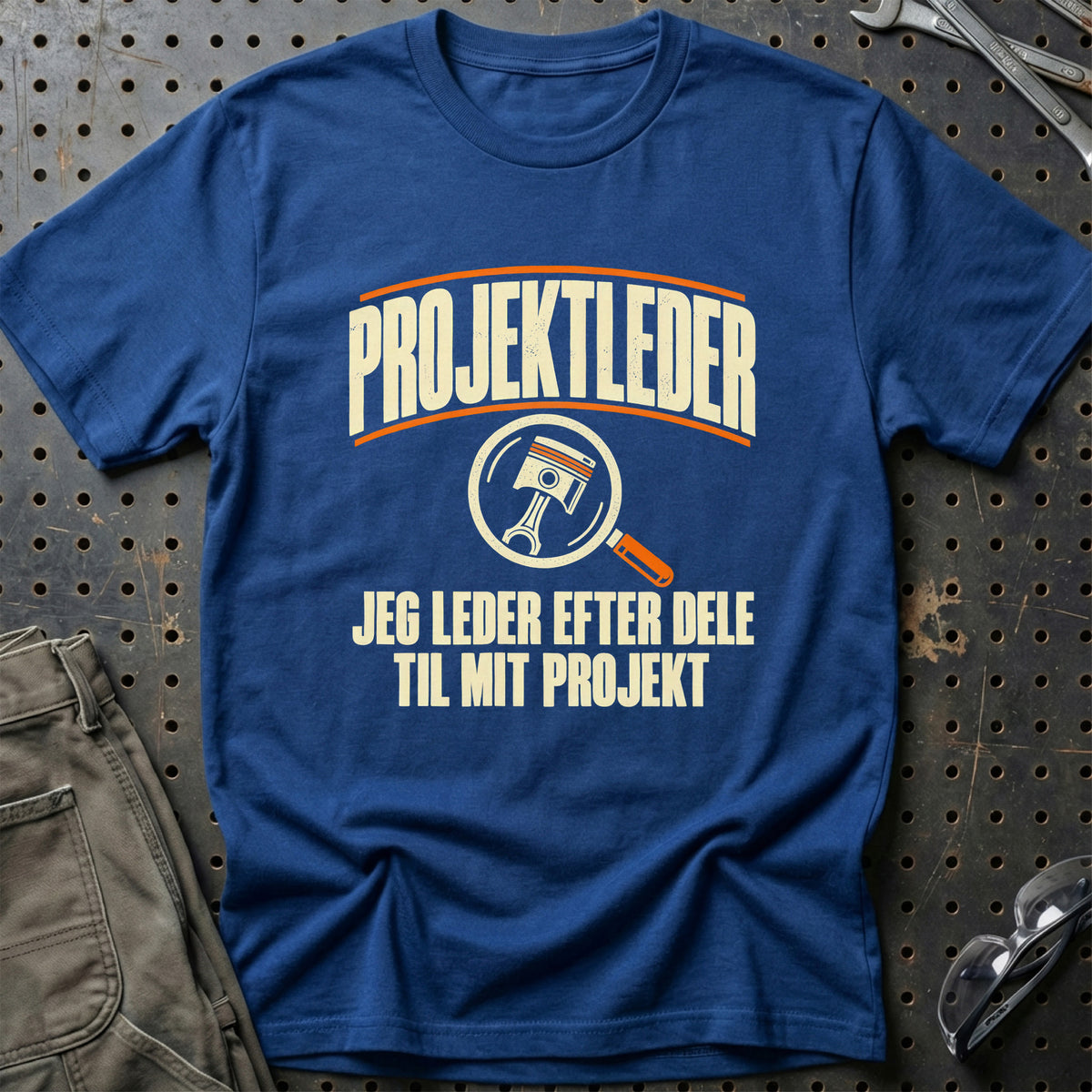 
Produktbillede af Projektleder – Jeg Leder Efter Dele Til Mit Projekt T-Shirt