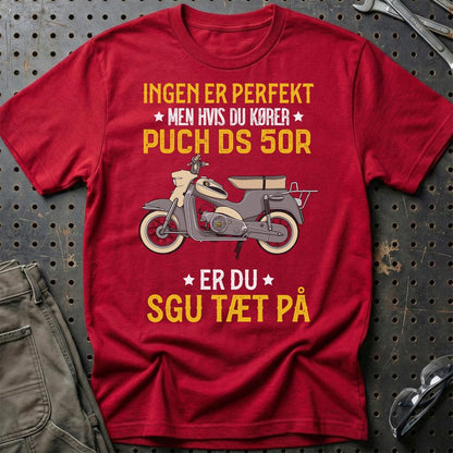 Puch - Ingen Er Perfekt Men Hvis Du Kører Puch DS 50R Er Du Sgu Tæt På Unisex T-Shirt , Bomuld-Beklædning-Puch-Rød-S-Garage Culture Shop- garage - man cave - merchandise