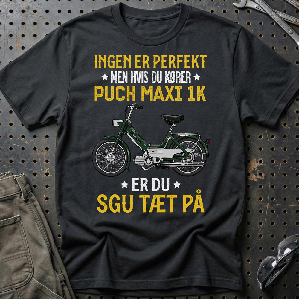 Puch - Ingen Er Perfekt Men Hvis Du Kører Puch MAXI 1 K Er Du Sgu Tæt På T-Shirt-Beklædning-Puch-Sort-S-Garage Culture Shop- garage - man cave - merchandise