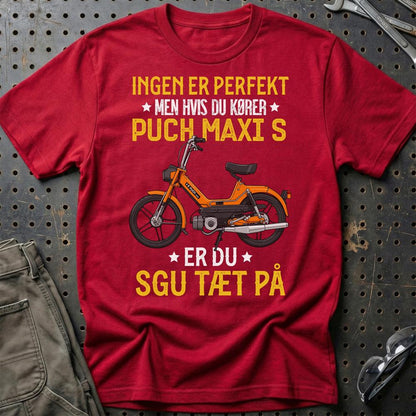 Puch - Ingen Er Perfekt Men Hvis Du Kører Puch MAXI S Er Du Sgu Tæt På Unisex T-Shirt , Bomuld-Beklædning-Puch-Rød-S-Garage Culture Shop- garage - man cave - merchandise