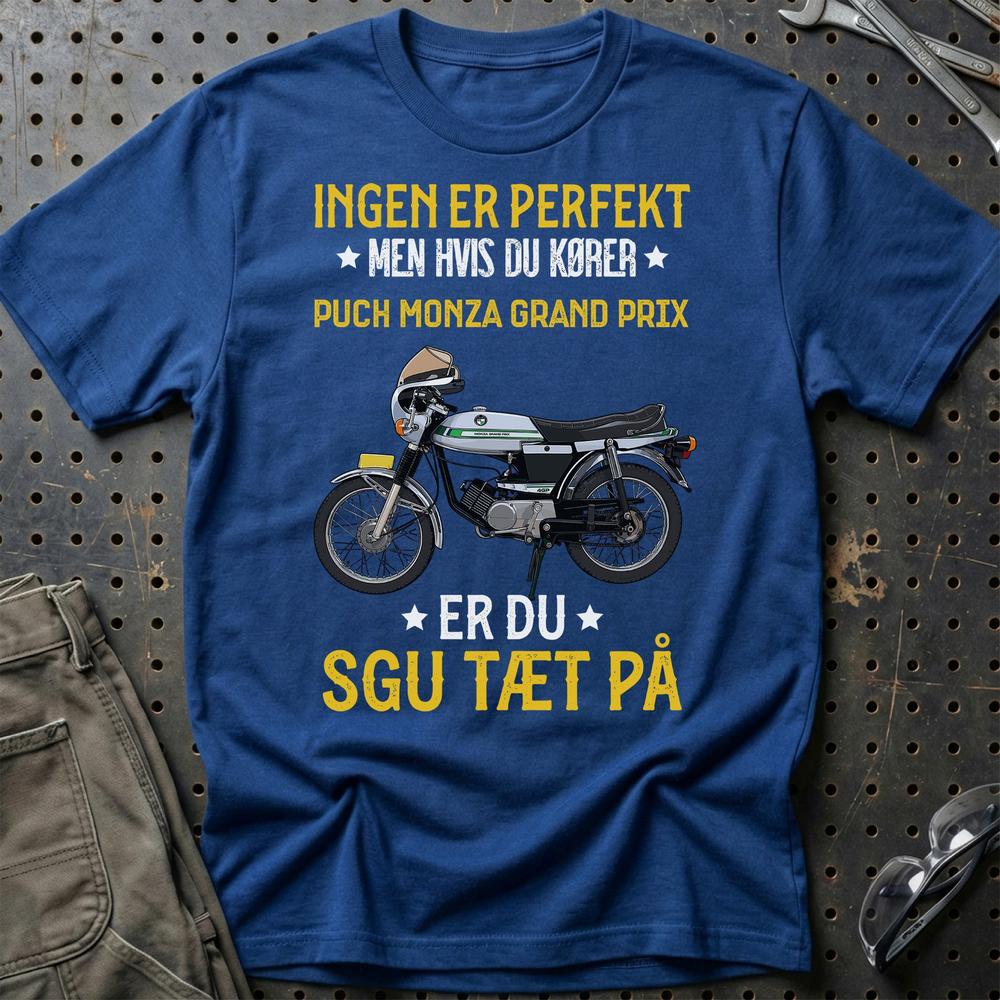Puch - Ingen Er Perfekt Men Hvis Du Kører Puch Monza Grand Prix Er Du Sgu Tæt På T-Shirt-Beklædning-Puch-Blå Royal-S-Garage Culture Shop- garage - man cave - merchandise