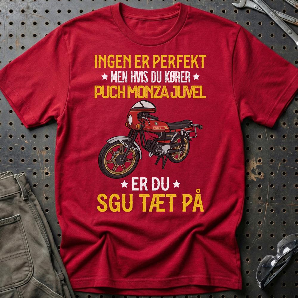 Puch - Ingen Er Perfekt Men Hvis Du Kører Puch Monza Juvel Er Du Sgu Tæt På Unisex T-Shirt , Bomuld-Beklædning-Puch-Rød-S-Garage Culture Shop- garage - man cave - merchandise
