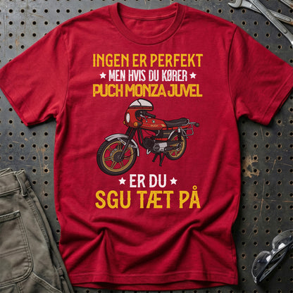 Puch - Ingen Er Perfekt Men Hvis Du Kører Puch Monza Juvel Er Du Sgu Tæt På Unisex T-Shirt , Bomuld-Beklædning-Puch-Rød-S-Garage Culture Shop- garage - man cave - merchandise