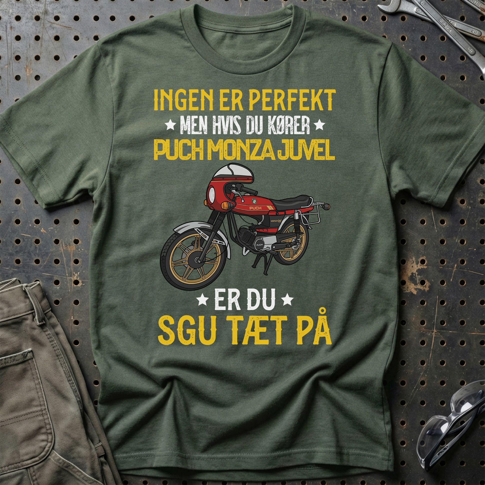 Puch - Ingen Er Perfekt Men Hvis Du Kører Puch Monza Juvel Er Du Sgu Tæt På Unisex T-Shirt , Bomuld-Beklædning-Puch-Grøn Militær-S-Garage Culture Shop- garage - man cave - merchandise
