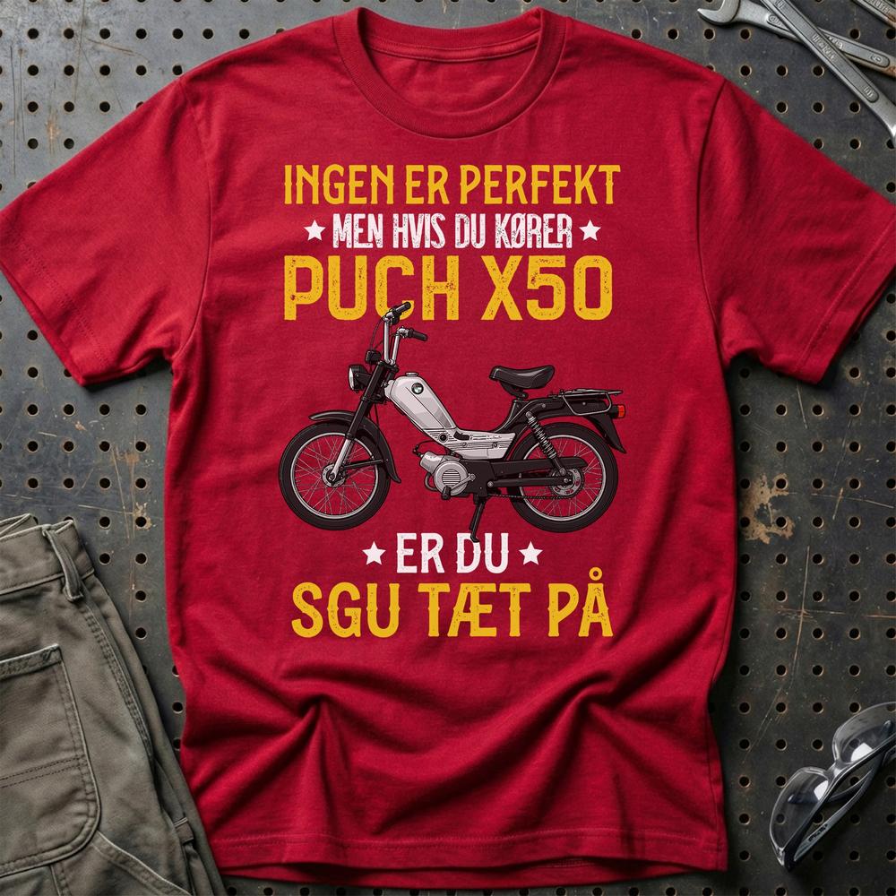 Puch - Ingen Er Perfekt Men Hvis Du Kører Puch X 50 Er Du Sgu Tæt På Unisex T-Shirt , Bomuld-Beklædning-Puch-Rød-S-Garage Culture Shop- garage - man cave - merchandise