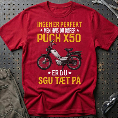Puch - Ingen Er Perfekt Men Hvis Du Kører Puch X 50 Er Du Sgu Tæt På Unisex T-Shirt , Bomuld-Beklædning-Puch-Rød-S-Garage Culture Shop- garage - man cave - merchandise